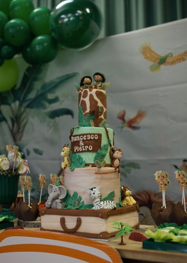 Bolo de três andares com tema safári, decorado com animais de açúcar