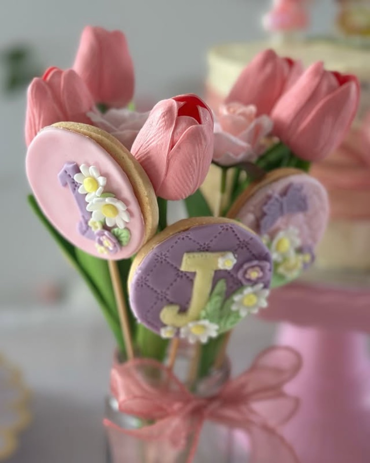 Buquê de biscoitos decorados e tulipas de açúcar