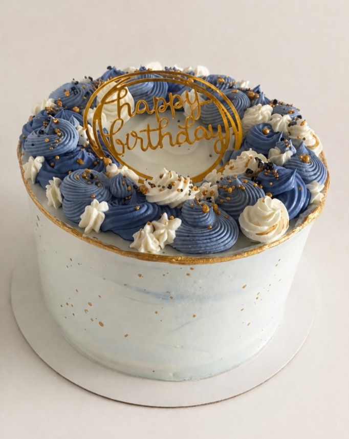 Bolo de aniversário com chantilly azul e branco, detalhes dourados e topo Happy Birthday