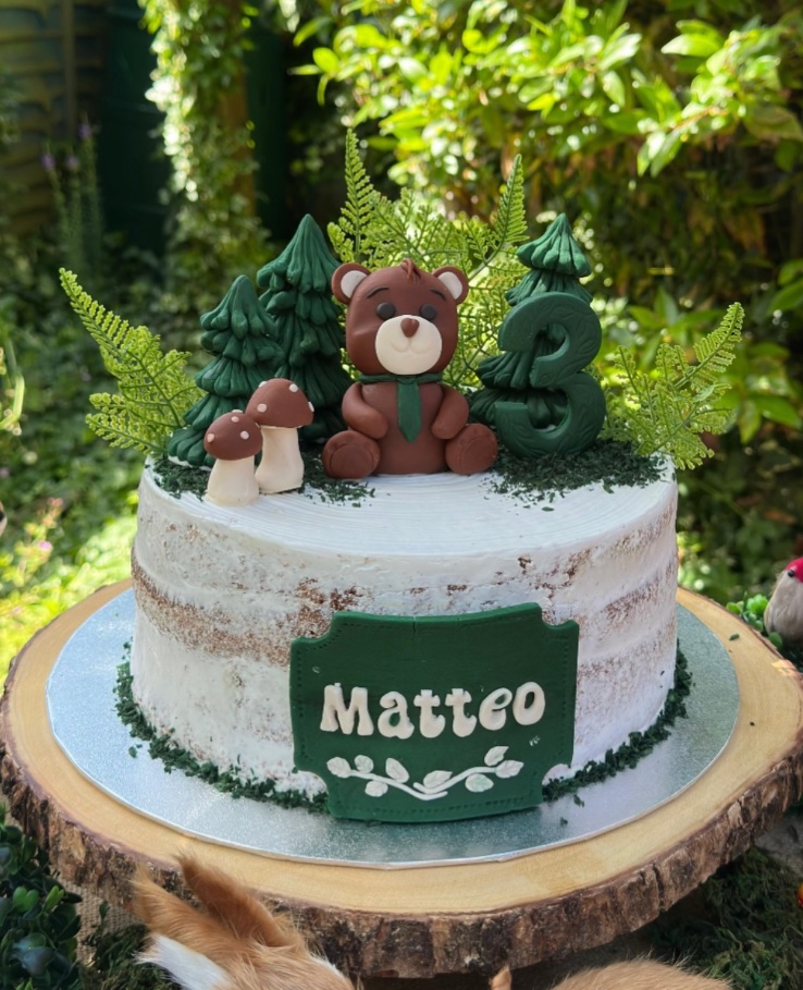 Bolo naked cake com ursinho, pinheiros e cogumelos de açúcar