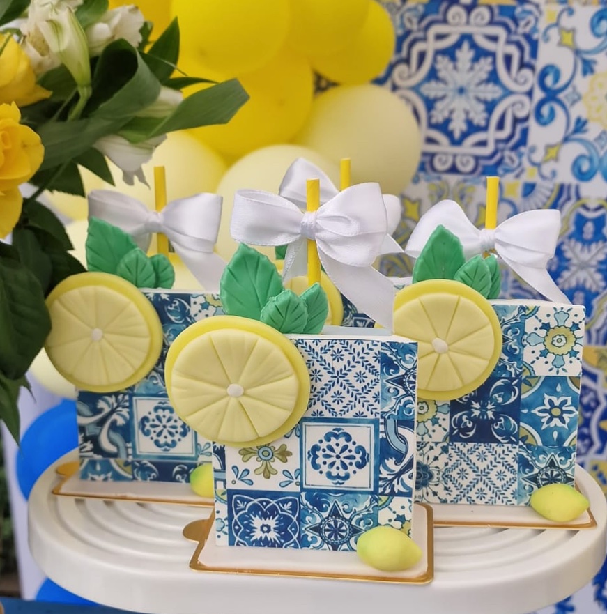 Pirulitos de chocolate com azulejos portugueses e fatias de limão